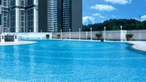 Kolam Renang Luar Ruangan