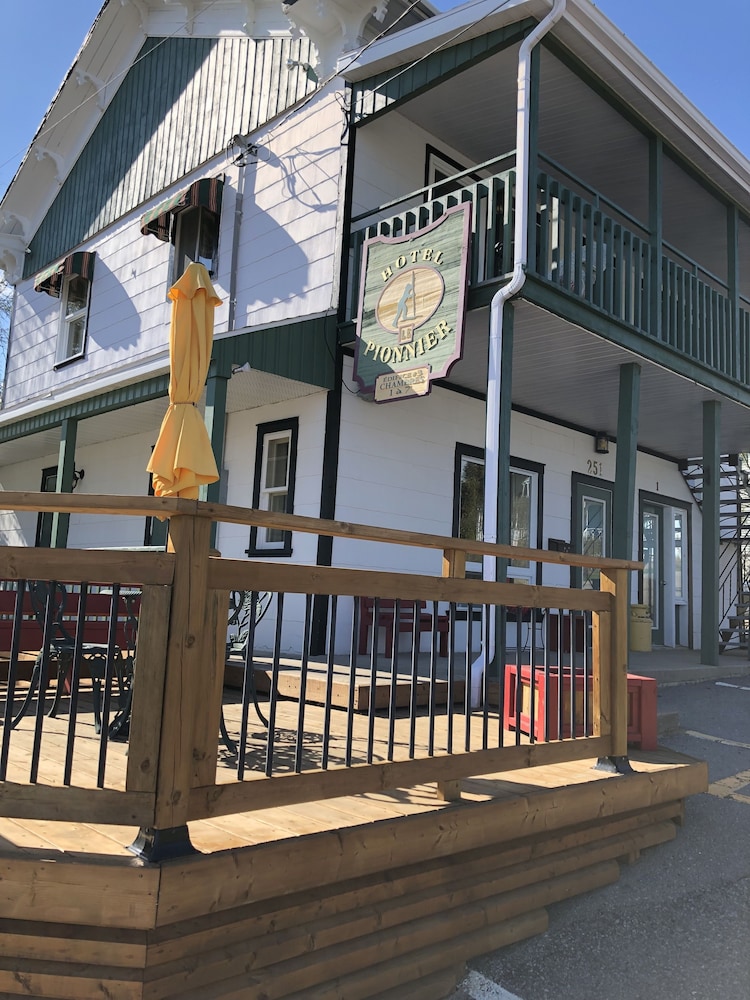 Hotel Le Pionnier Deals & Reviews (Tadoussac, CAN) | Wotif
