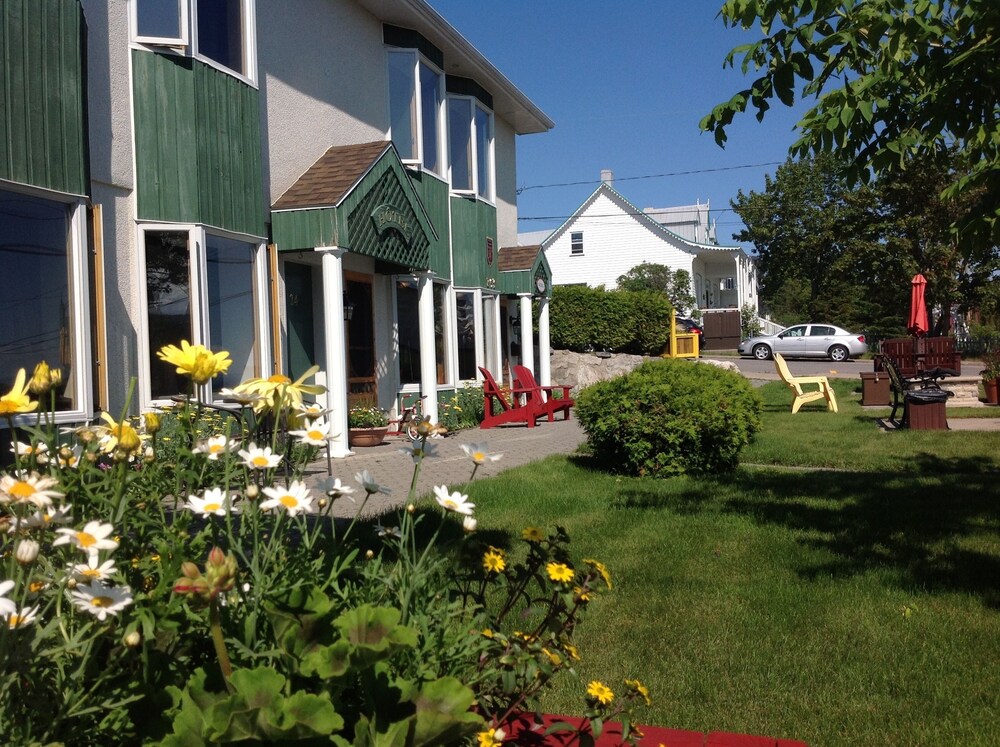 Hotel Le Pionnier Deals & Reviews (Tadoussac, CAN) | Wotif