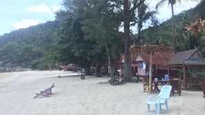 Bãi biển riêng, cát trắng, ghế dài tắm nắng, dù trên bãi biển