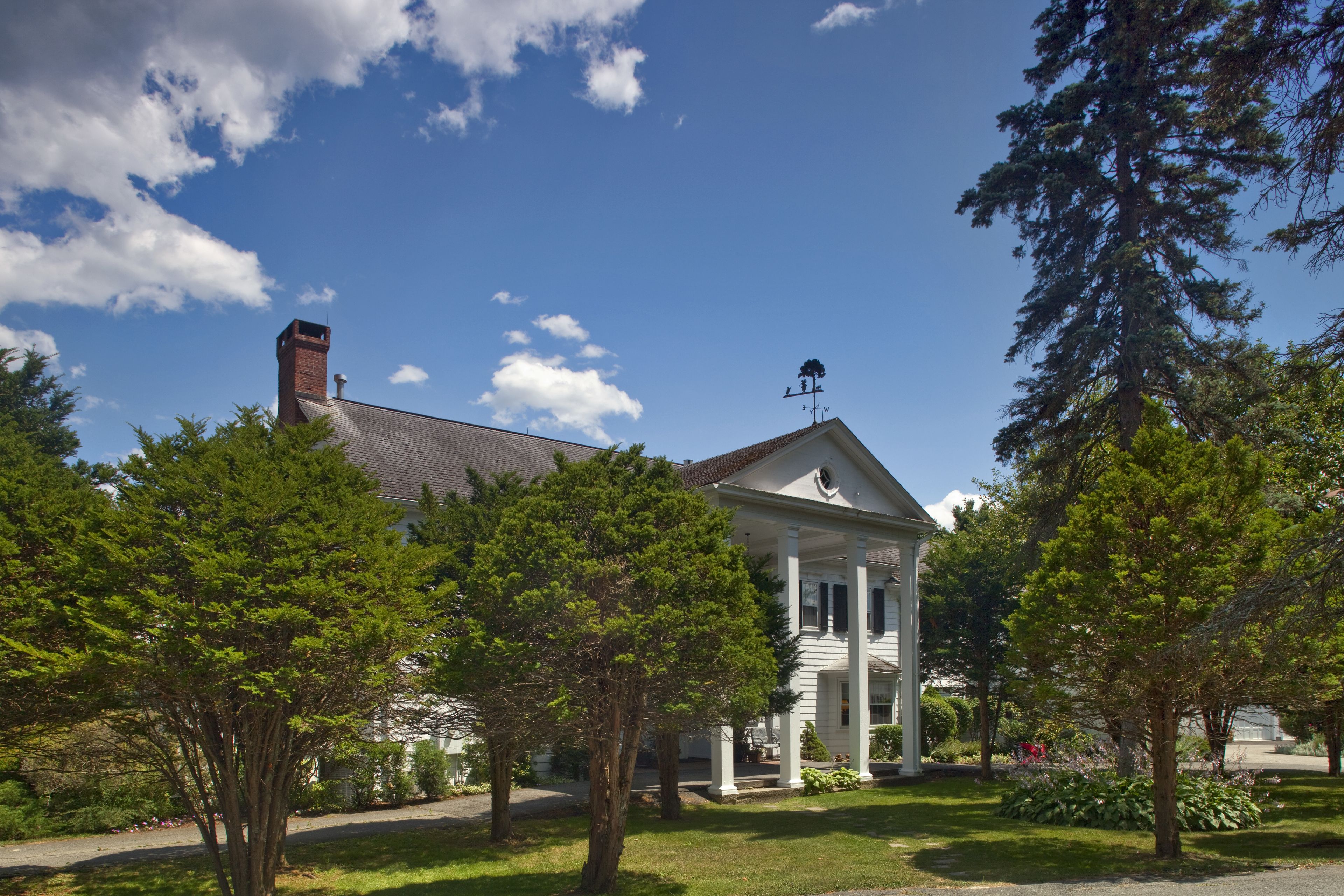 Applegate Inn in Lee, United States