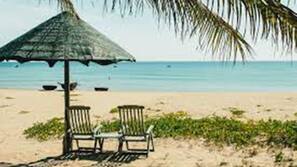 Cát trắng, xe đưa đón đến bãi biển miễn phí, lều miễn phí