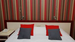 1 camera, minibar, una scrivania, tende oscuranti