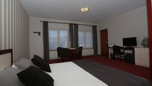 1 camera, minibar, una scrivania, tende oscuranti