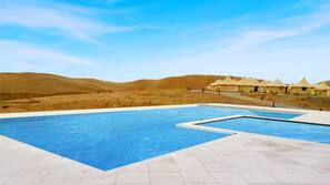 Piscine extérieure, parasols de plage, chaises longues