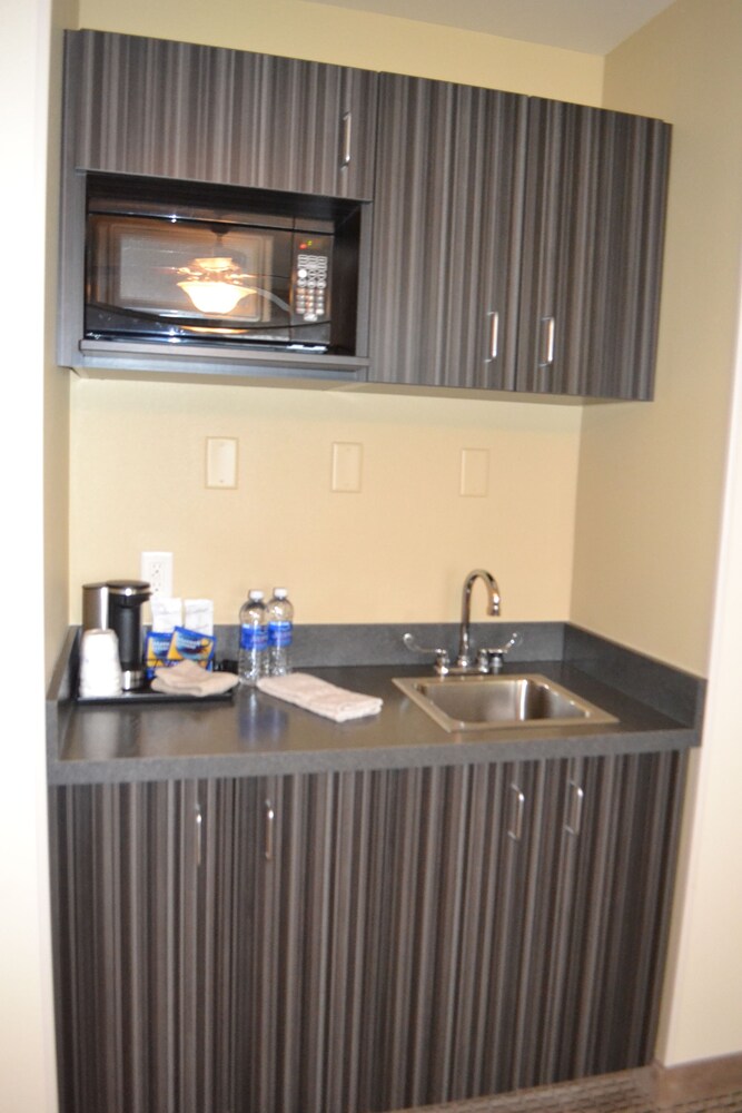 Baymont by Wyndham Grand Forks in Grand Forks Best Rates & Deals on