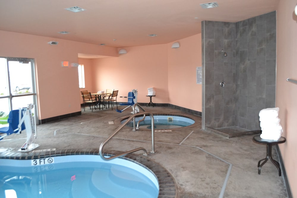 Baymont by Wyndham Grand Forks in Grand Forks Best Rates & Deals on