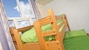 Free cribs/infant beds, wheelchair access