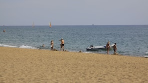 Privat strand, solstolar, parasoller och strandhanddukar