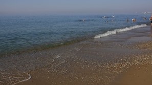 Privat strand, solstolar, parasoller och strandhanddukar