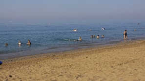 Privat strand, solstolar, parasoller och strandhanddukar