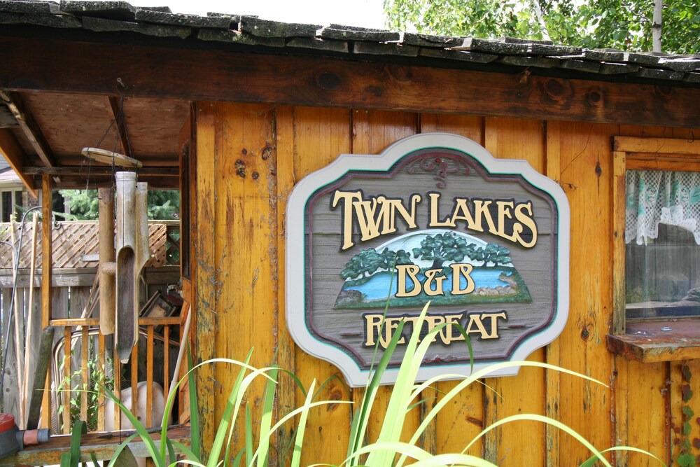Twin Lakes Retreat Bed Breakfast Sarnia 2019 Hotel S Hotel Front Featured Image
