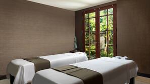 Outdoor pool, free cabanas, pool umbrellas
