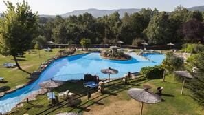 Una piscina cubierta, una piscina al aire libre de temporada