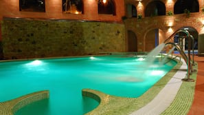 Una piscina cubierta, una piscina al aire libre de temporada