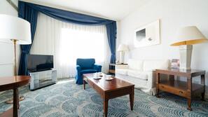 In-room safe, desk, free WiFi