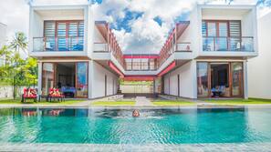 Outdoor pool, free cabanas, pool umbrellas