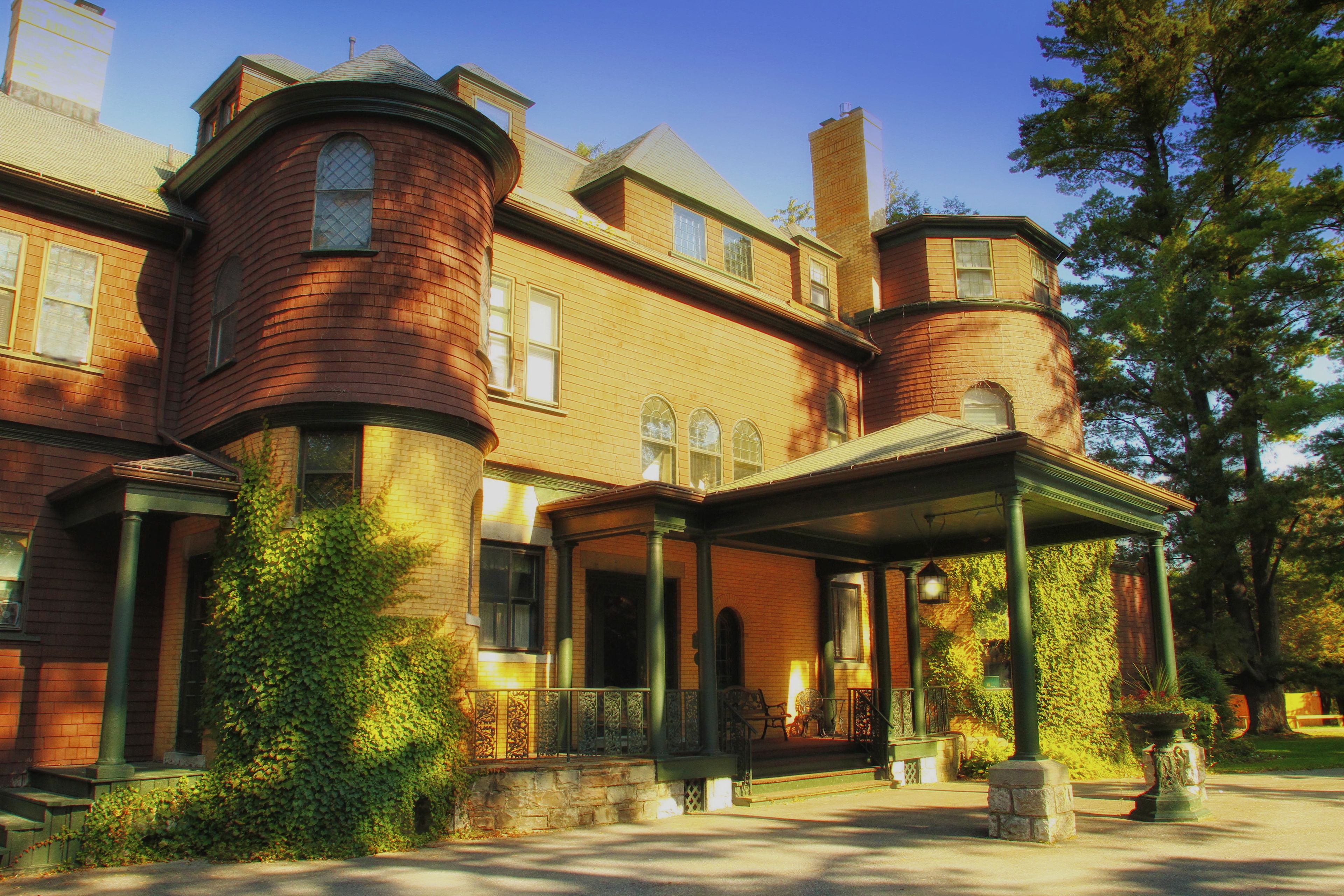 The Brewster Inn in Syracuse, United States