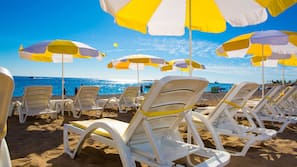 Privatstrand, Liegestühle, Sonnenschirme, Strandtücher