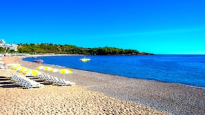 Privatstrand, Liegestühle, Sonnenschirme, Strandtücher