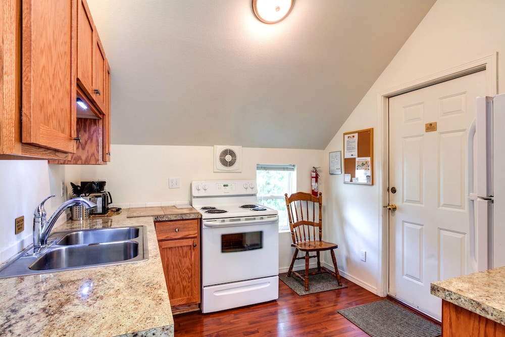 Maple Leaf Furnished Manor Apartments in Spokane Best Rates & Deals