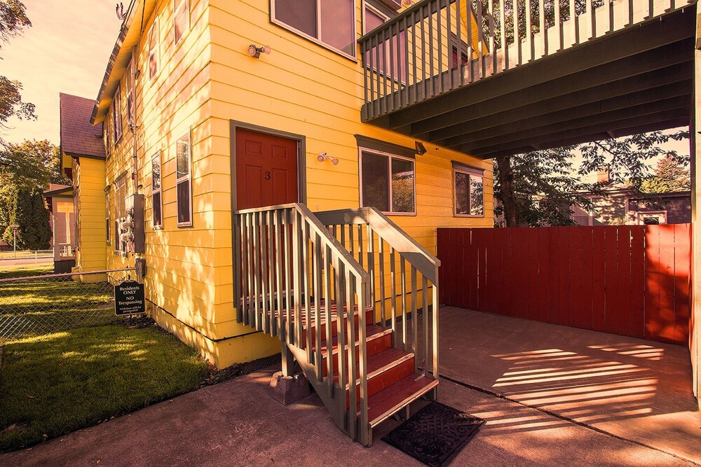 Maple Leaf Furnished Manor Apartments in Spokane Best Rates & Deals