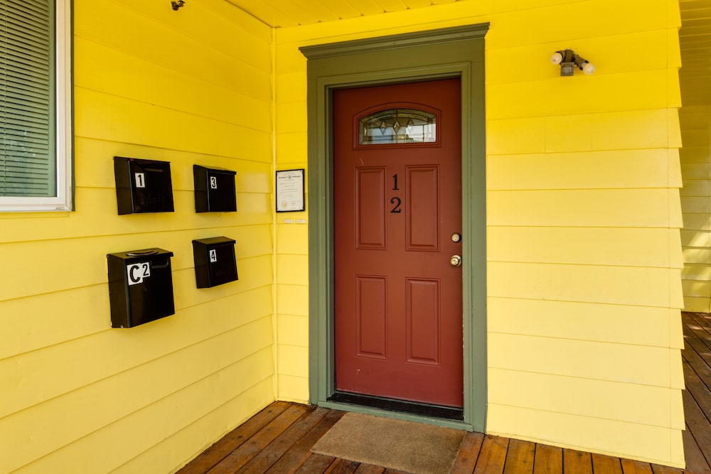 Maple Leaf Furnished Manor Apartments in Spokane Best Rates & Deals