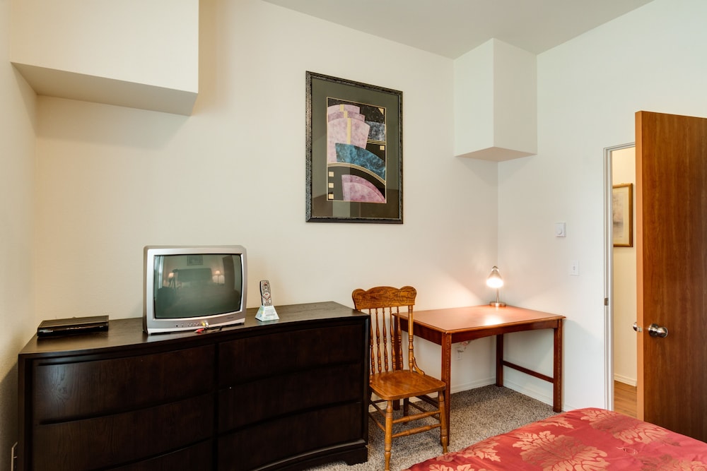 Maple Leaf Furnished Manor Apartments in Spokane Best Rates & Deals