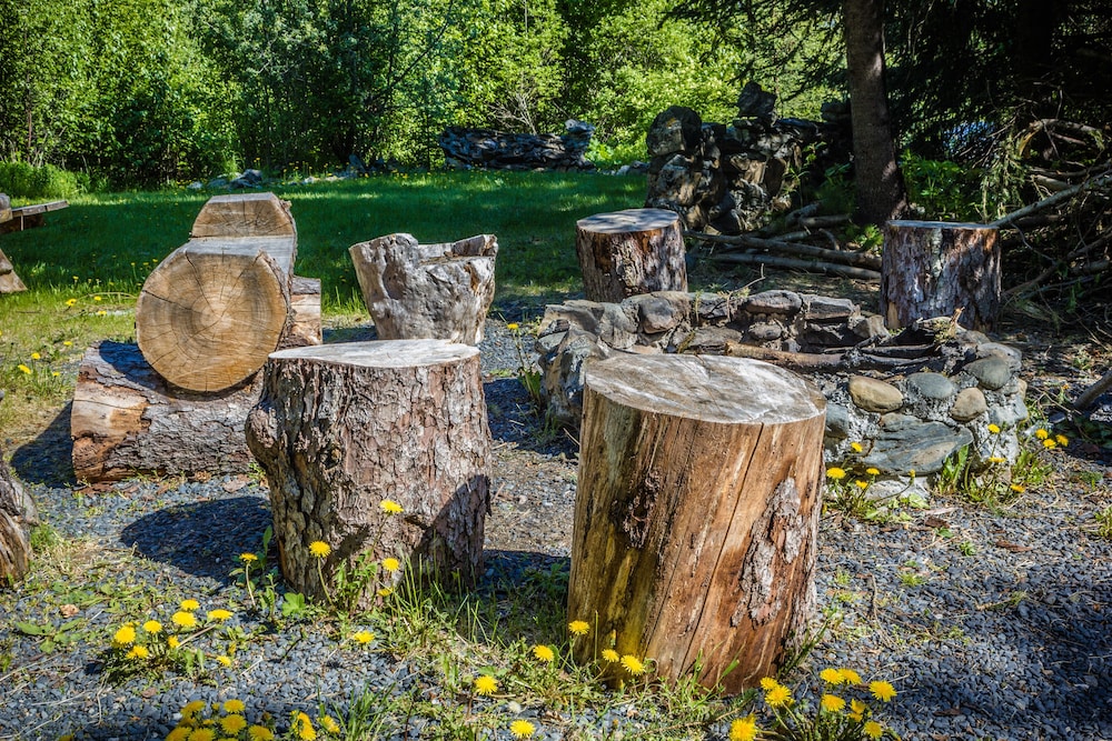 Exterior, Midnight Sun Log Cabins