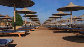 Privatstrand, Liegestühle, Sonnenschirme, Sporttauchen