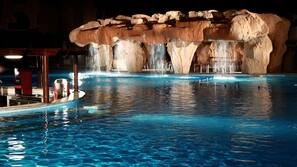 8 outdoor pools, pool umbrellas, pool loungers