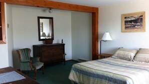4 bedrooms, desk, iron/ironing board, free WiFi