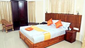 Desk, rollaway beds, free WiFi