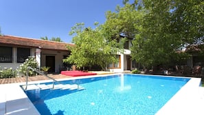 Outdoor pool, pool umbrellas, sun loungers