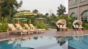 3 outdoor pools