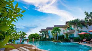 2 outdoor pools, pool loungers