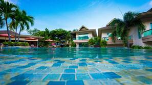 2 outdoor pools, pool loungers