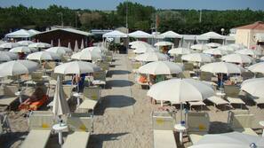 Spiaggia privata, sabbia bianca, lettini da mare, ombrelloni