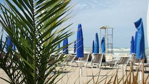 Spiaggia privata, sabbia bianca, lettini da mare, ombrelloni
