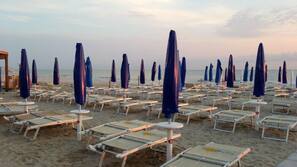 Spiaggia privata, sabbia bianca, lettini da mare, ombrelloni