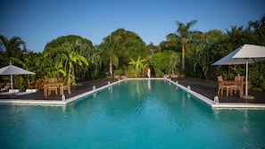 Piscine extérieure, piscine à débordement, parasols de plage