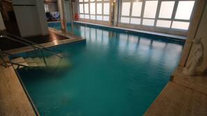 Una piscina cubierta