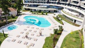 Piscina coperta, piscina stagionale all'aperto