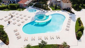 Piscina coperta, piscina stagionale all'aperto
