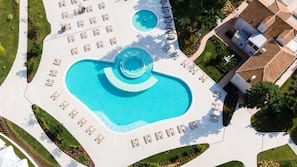 Piscina coperta, piscina stagionale all'aperto