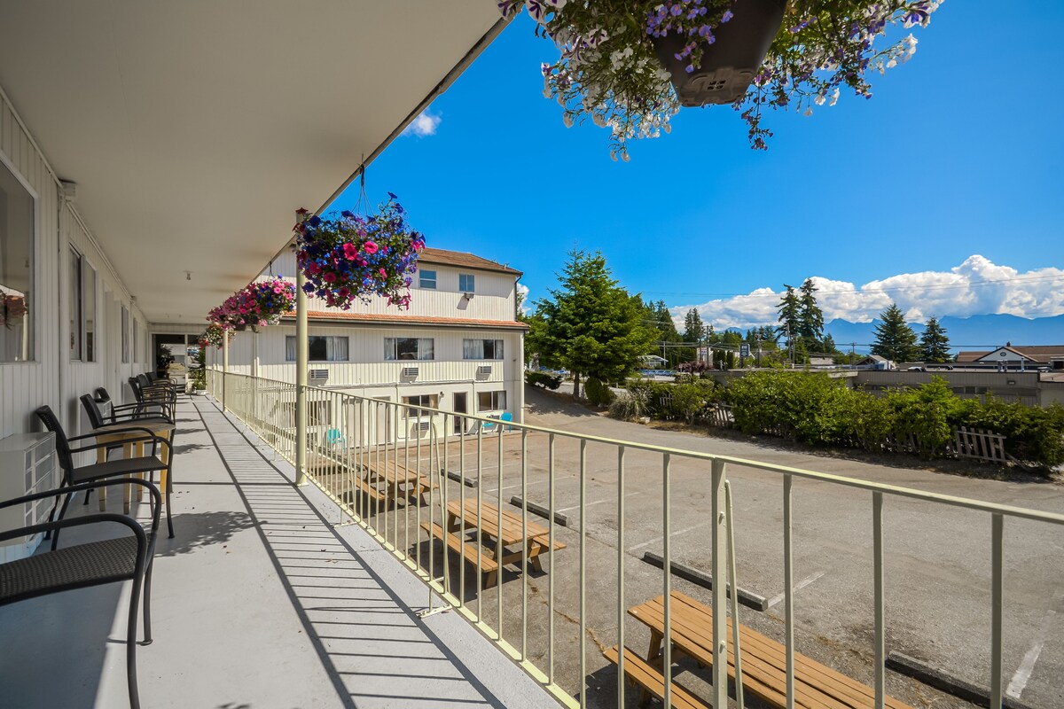 Sunny Crest Motel British Columbia Canada Sunnycrest Motel: 2022 Pictures, Reviews, Prices & Deals | Expedia.ca