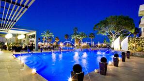 Indoor pool, 2 outdoor pools, pool umbrellas, pool loungers