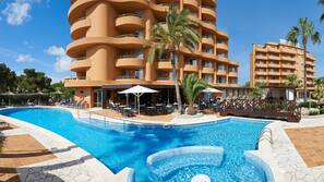 Indoor pool, 2 outdoor pools, pool loungers
