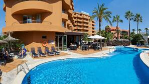 Indoor pool, 2 outdoor pools, pool loungers