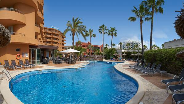 Indoor pool, 2 outdoor pools, pool loungers